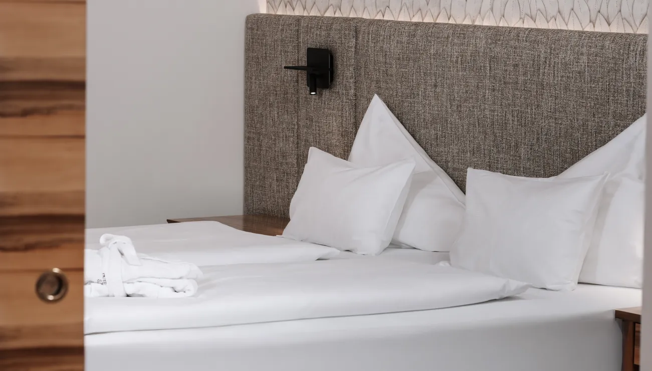 Bett in der Suite „Superior“ im Hotel das Neuhaus